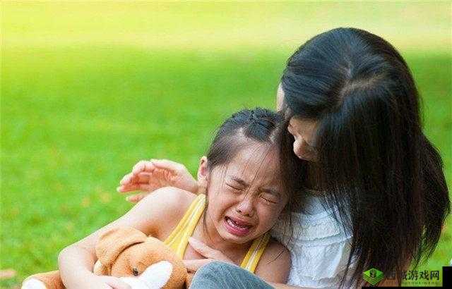 她开始慢迎迎合小心孩子:护娃的温情瞬间